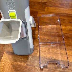 Pampered Chef food chopper plus plastic bin perfect condition